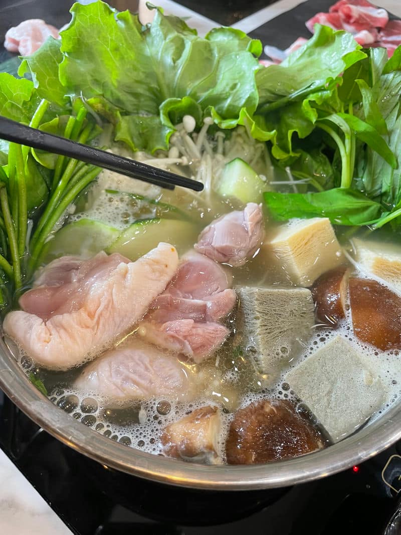 桃園美食新選擇「涮金鍋」的「魷魚螺肉雞腿鍋」！