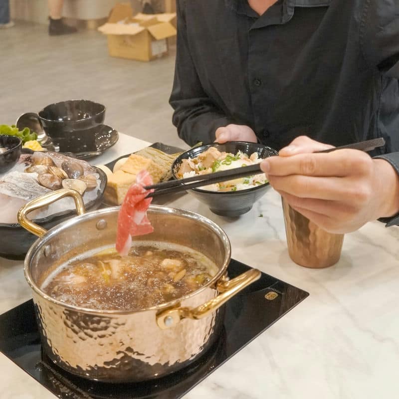 桃園美食探險「涮金鍋」的「魷魚螺肉雞腿鍋」，風味獨特，聚餐首