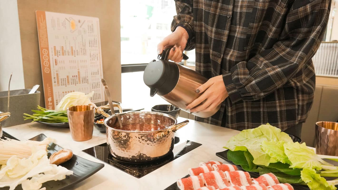 桃園火鍋新體驗「涮金鍋」的「魷魚螺肉雞腿鍋」，冬日聚餐首選！