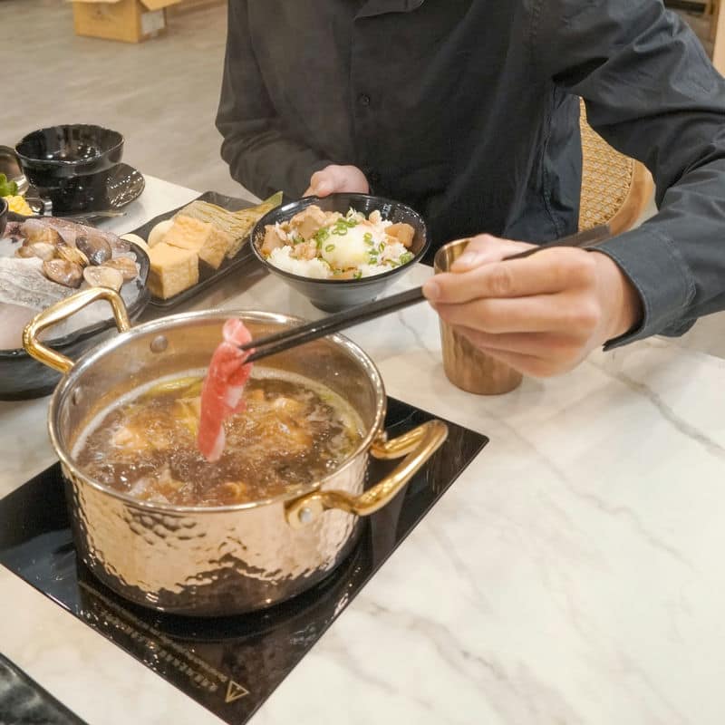 桃園美食探秘「涮金鍋」的「魷魚螺肉雞腿鍋」，養生火鍋新選擇，