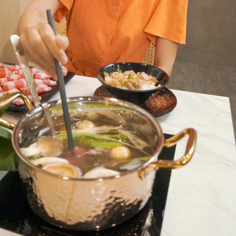 桃園美食尋寶記「涮金鍋」的獨家美味，「魷魚螺肉雞腿鍋」啟動味
