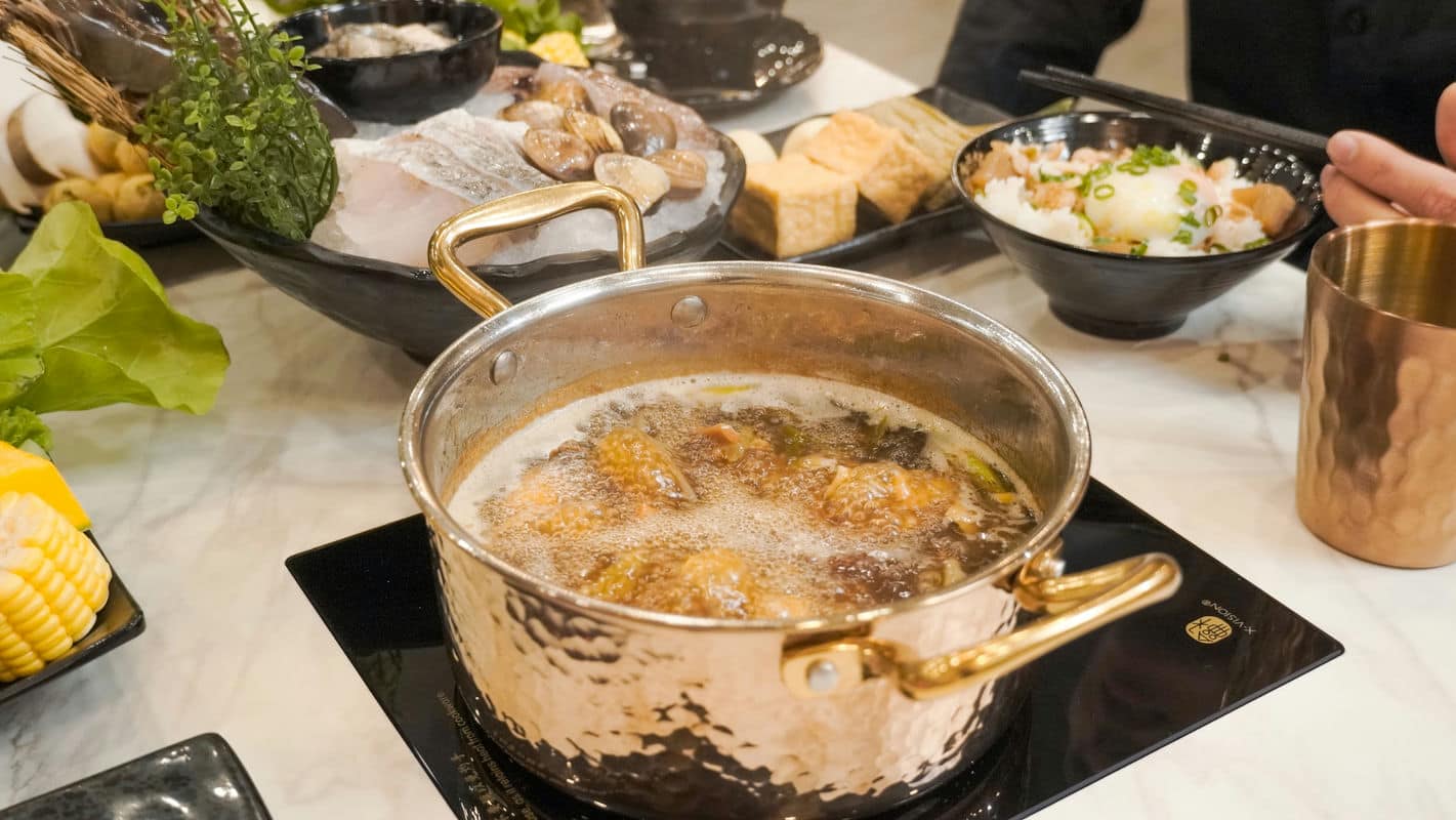美食探險桃園「涮金鍋」的驚艷之旅，「魷魚螺肉雞腿鍋」讓我忘不