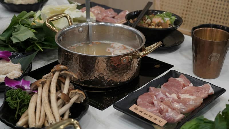 桃園聚餐首選，「涮金鍋」的「蒜頭蛤蜊雞腿鍋」，冬季養生的絕佳