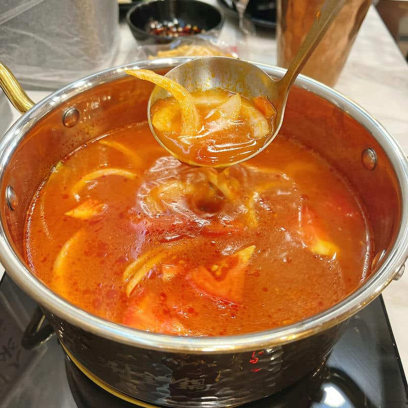 桃園聚餐新選擇「涮金鍋」，「義式番茄雞湯鍋」讓人回味無窮的健