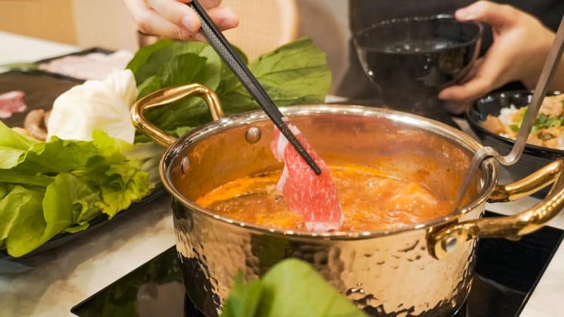 桃園美食探險體驗「涮金鍋」的義式番茄雞湯鍋，溫暖你的聚餐時光