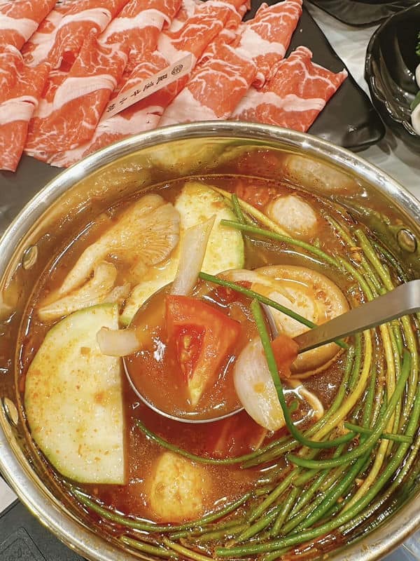 桃園美食探險體驗「涮金鍋」的義式番茄雞湯鍋，溫暖你的聚餐時光