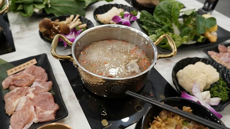 桃園火鍋推薦，冬日聚餐首選「涮金鍋」的「酒香麻油雞腿鍋」，養