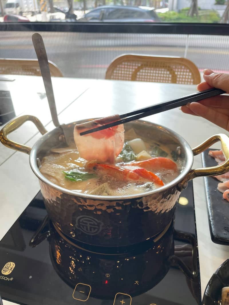 桃園美味探秘涮金鍋的台式麻辣雞湯鍋，冬季聚餐首選！