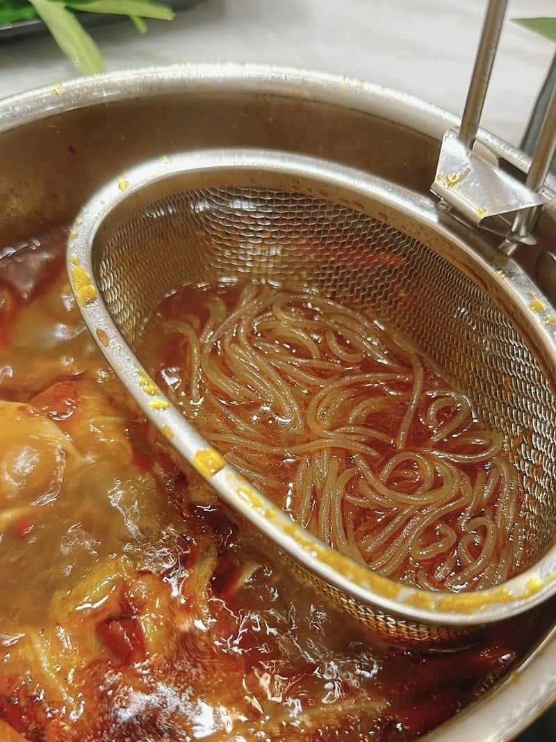 桃園美食新發現「涮金鍋」的「台式麻辣雞湯鍋」，冬季聚會的完美