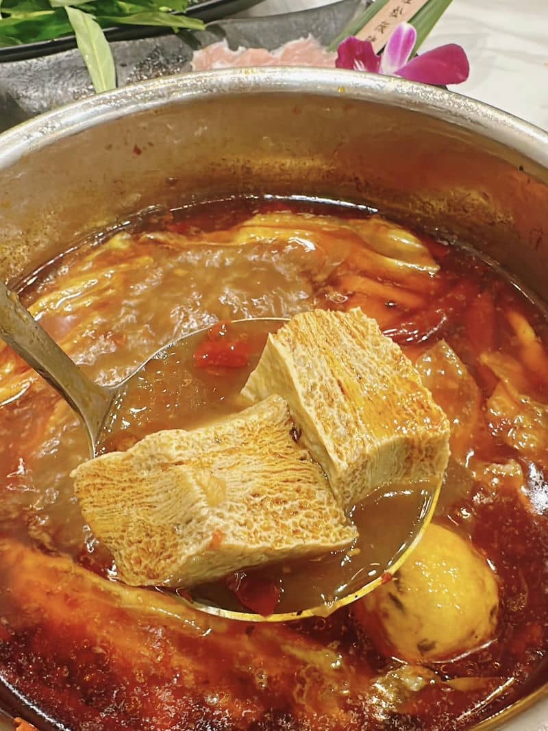 桃園美食新發現「涮金鍋」的「台式麻辣雞湯鍋」，冬季聚會的完美
