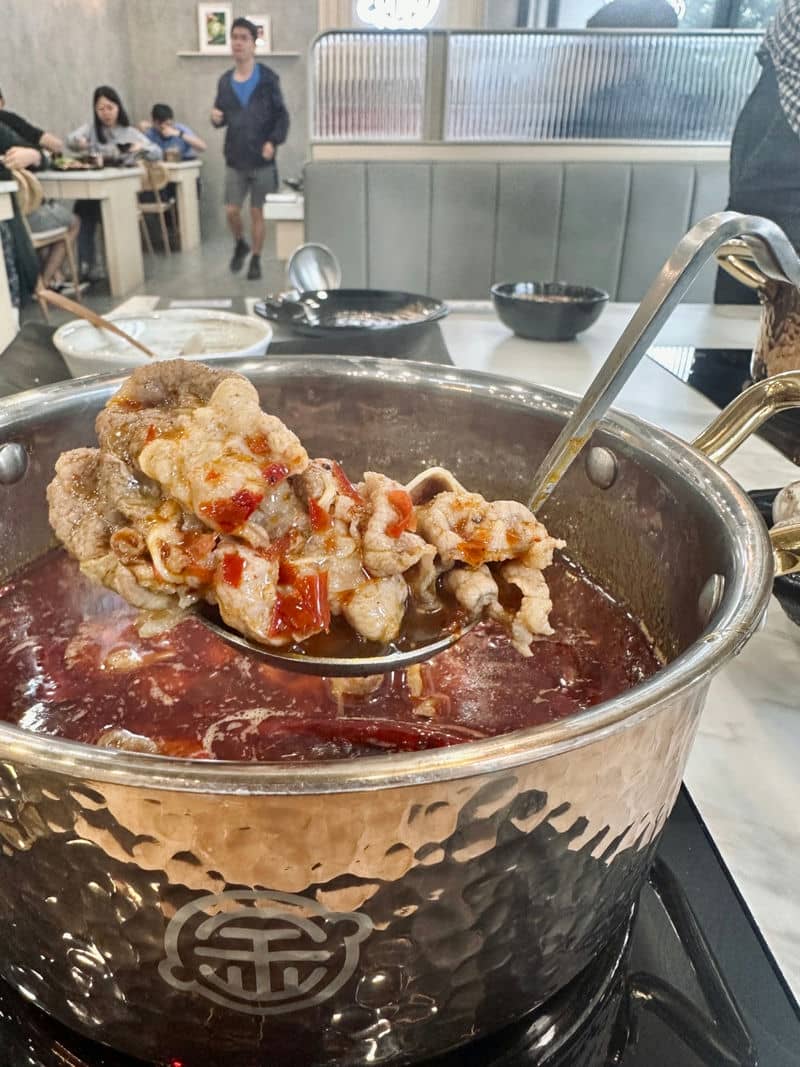 桃園美食新體驗「涮金鍋」的「台式麻辣雞湯鍋」，冬季聚餐的絕佳
