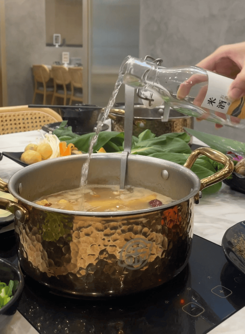 桃園的隱藏美食珍寶「涮金鍋」的「真．黃金雞湯鍋」體驗，98元