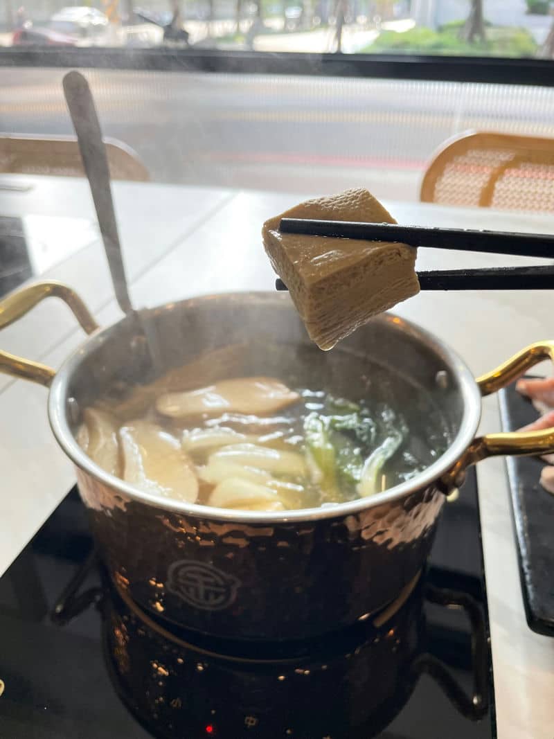 桃園美食之旅揭秘「涮金鍋」的獨特魅力，「真．黃金雞湯鍋」帶來