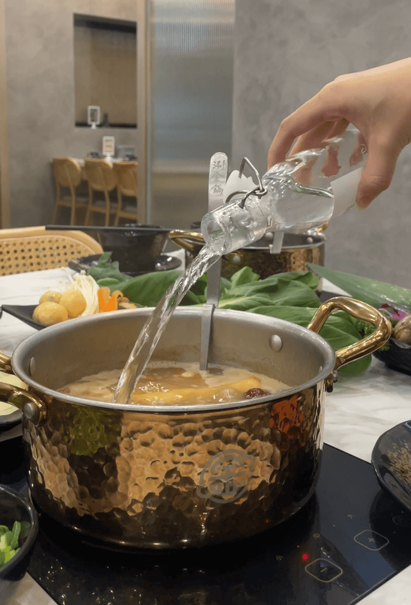 桃園冬季美食探索：「涮金鍋」的「真．黃金雞湯鍋」，72小時黃