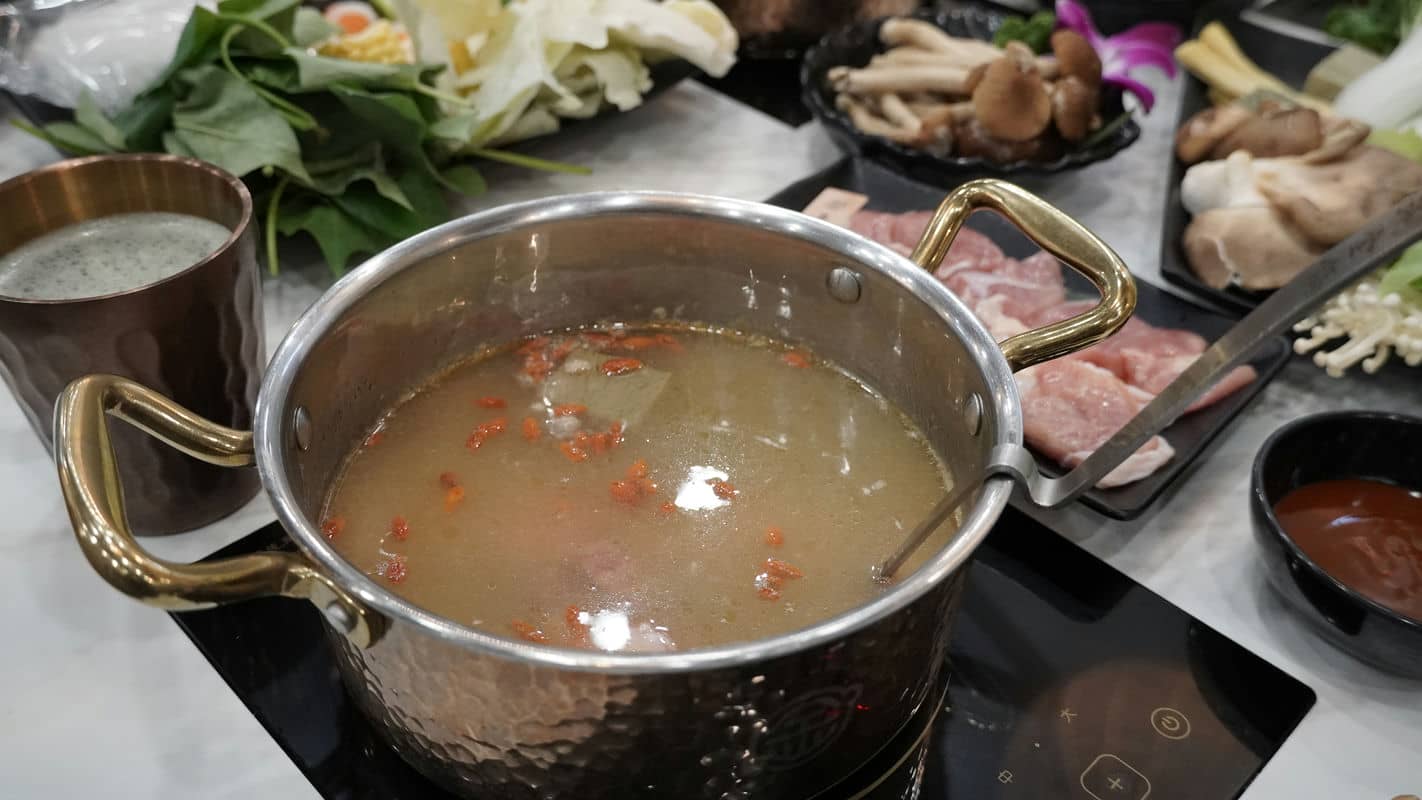 桃園冬季美食探索：「涮金鍋」的「真．黃金雞湯鍋」，72小時黃