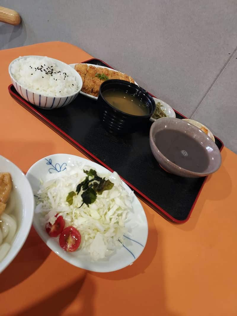 【基隆美食探秘】豪派豬排店的厚切豬排丼飯，不可錯過的美味！