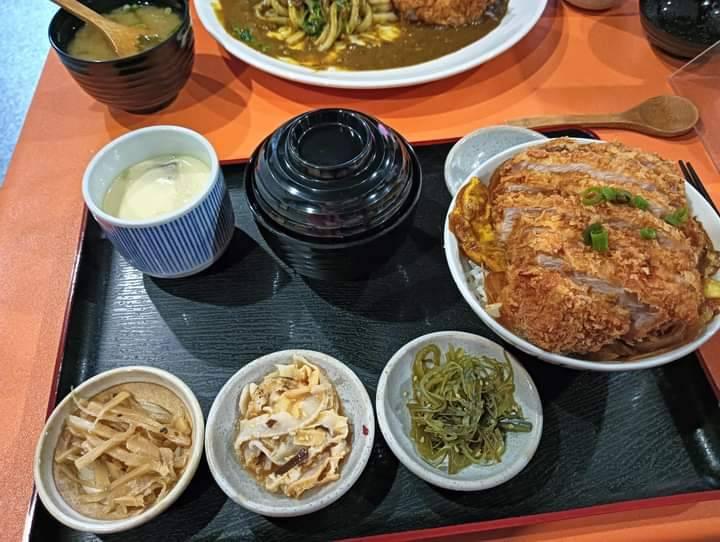 基隆美食新發現！豪派豬排店的「有麵吃豬排定食」，每一口都是驚